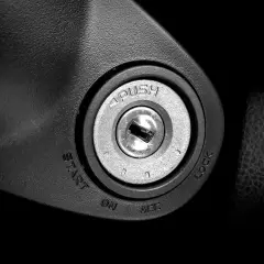 Le neiman de la voiture, prêt à démarrer. On voit les positions LOCK, ACC, ON et START.