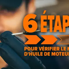 Main d'une personne en gant noir tenant une jauge pour vérifier le niveau d'huile correct du moteur. Texte : "6 étapes pour vérifier le niveau d'huile de moteur".