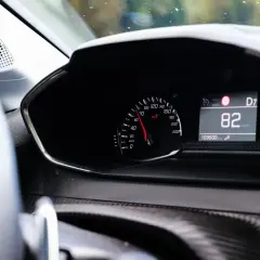 Tableau de bord d'une voiture affichant 82 km/h. Pour savoir si une voiture est gagée, vérifiez son historique.