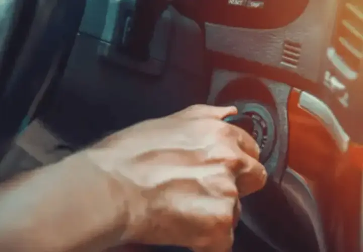 Main tenant la clé de contact, j'entends un bruit de ferraille quand je roule au ralenti. La voiture a besoin d'une réparation.