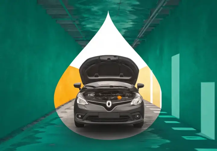 Une Clio 4 grise, capot ouvert, prête pour sa révision. L'image évoque la maintenance et le soin apporté à votre véhicule.
