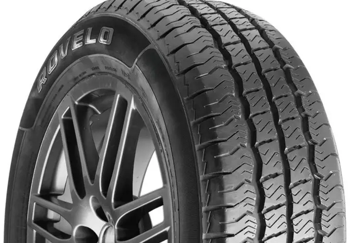 Pneu Rovelo sur jante alliage. Idéal pour vérifier la taille pneu Clio 5.