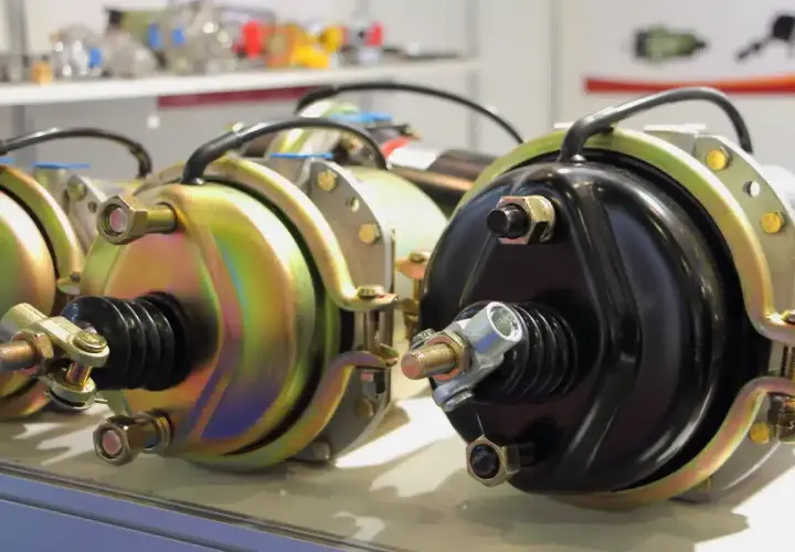 Pièces de rechange pour camions : plusieurs servo freins, prêts pour un remplacement.