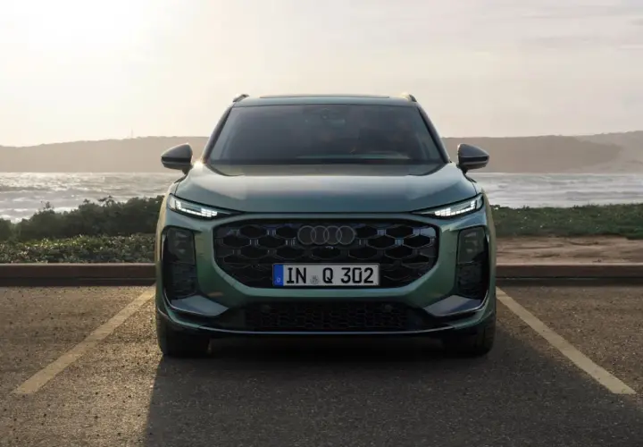 Audi Q3 vert, prêt pour l'aventure. Pensez au tarif entretien Audi Q3 pour vos futurs voyages.