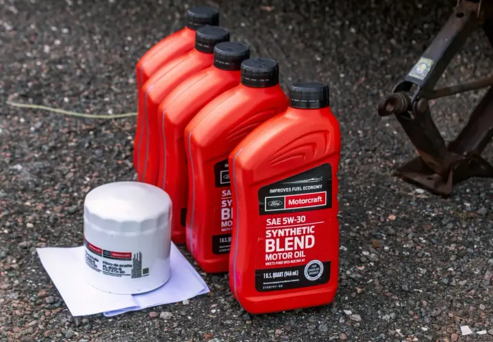 Huile 5W-30 Motorcraft pour quel moteur ? Un bidon d'huile et un filtre à huile Ford sont prêts pour une vidange.