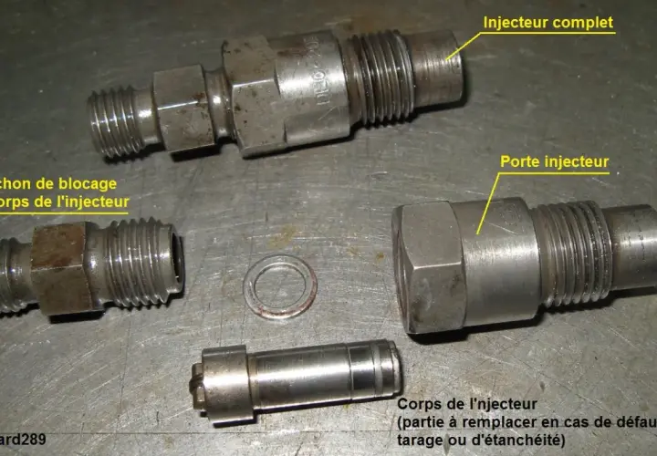 Pièces d'un injecteur essence : porte-injecteur, corps, bouchon et injecteur complet. Idéal pour tester ou remplacer.
