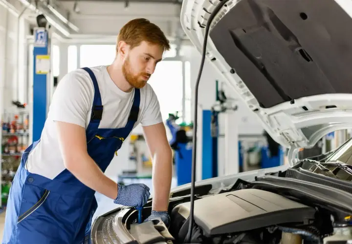 Mécanicien travaillant sur un moteur de Mercedes. Obtenez le meilleur prix vidange Mercedes pour l'entretien de votre véhicule.
