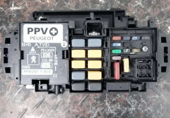 Boîtier de fusibles Peugeot 3008 phase 1, avec étiquette PPV PEUGEOT et divers fusibles colorés.