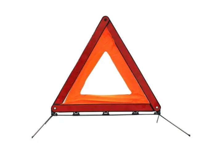 Triangle de signalisation orange, essentiel pour la sécurité sur la route, prêt à être placé sur une voiture en cas d'urgence.