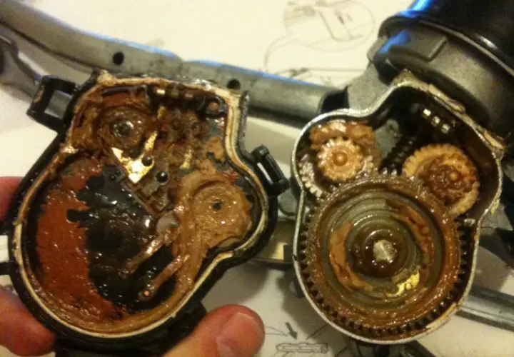 Mécanisme d'essuie-glace Clio 3, rouillé et encrassé, nécessitant un changer moteur essuie glace clio 3.