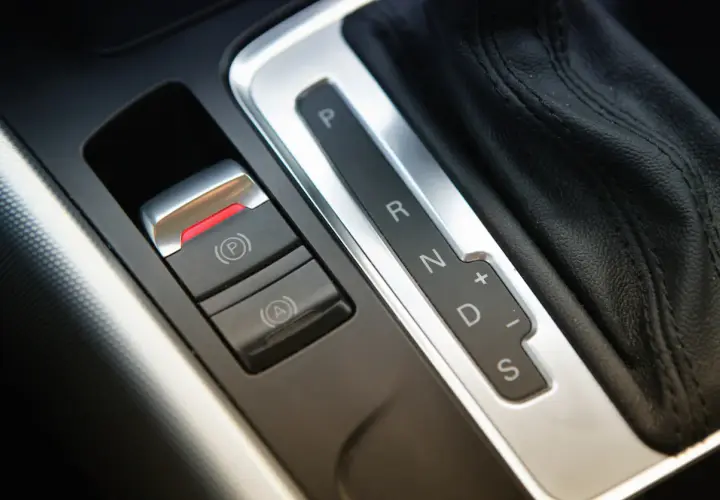 Bouton de frein à main électrique avec levier de vitesses automatique.