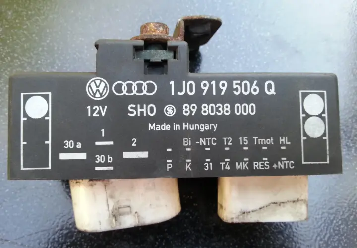 Relais ventilateur HS symptôme : pièce automobile Volkswagen/Audi 1J0 919 506 Q, 12V, Made in Hungary.