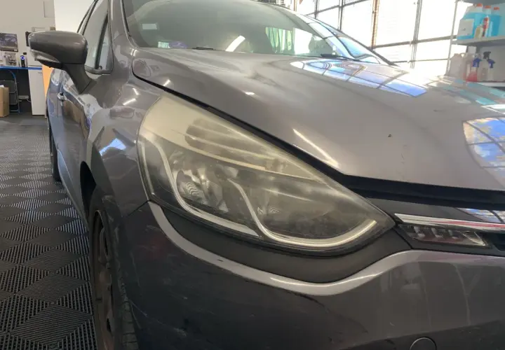Phare de voiture gris terne, signe d'une baisse d'intensité lumineuse.