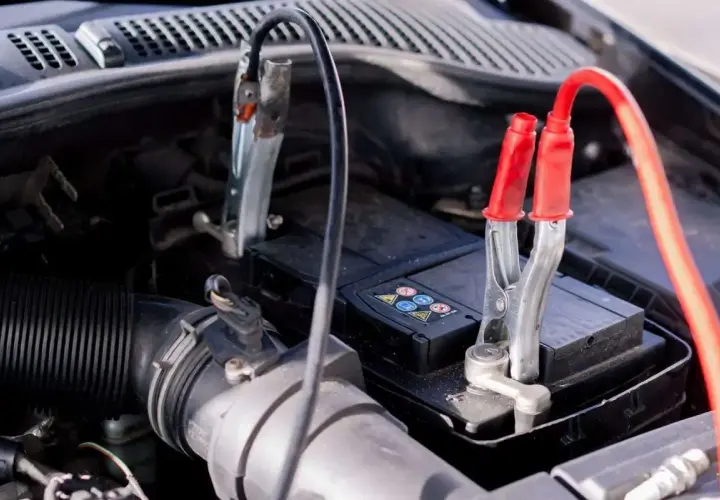 Câbles de démarrage connectés à une batterie de voiture. Si votre démarreur est en panne, voici comment démarrer.