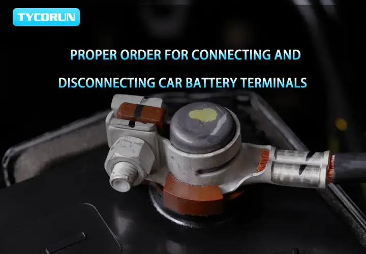 Gros plan sur le branchement batterie voiture, montrant les terminaux et les câbles. L'image illustre l'ordre correct pour connecter et déconnecter les bornes.