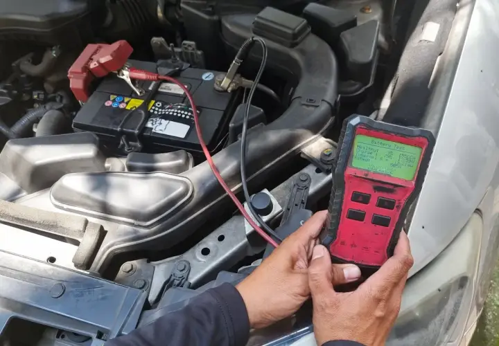 Test de batterie de voiture pour diagnostiquer une perte de puissance. L'appareil affiche un état de santé faible.