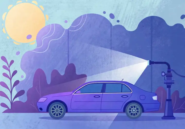 Une voiture violette est arrosée par un jet d'eau. Le soleil brille. Le tarif changement pompe à eau est peut-être abordé ici.