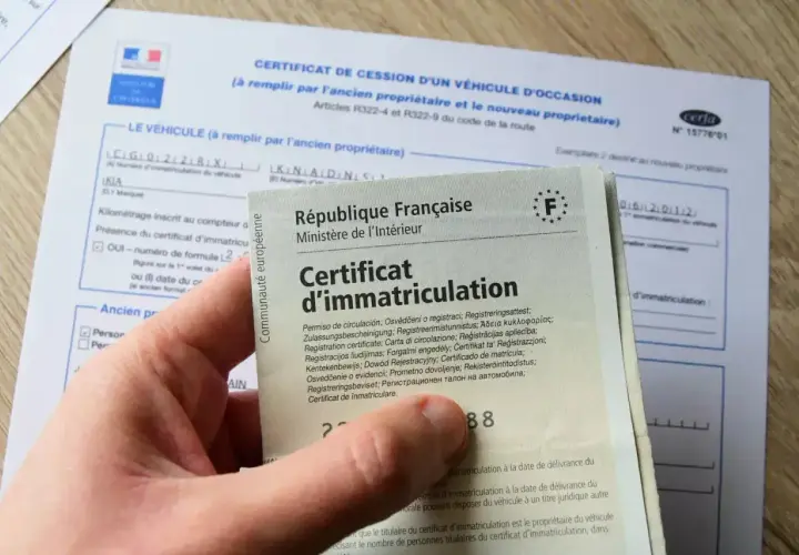 Carte grise d'une voiture électrique, document officiel français pour l'immatriculation.