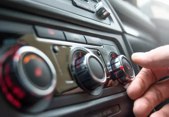 Main gauche sur le bouton de température, le chauffage de la voiture est réglé au maximum. Le liquide de refroidissement est peut-être bas.