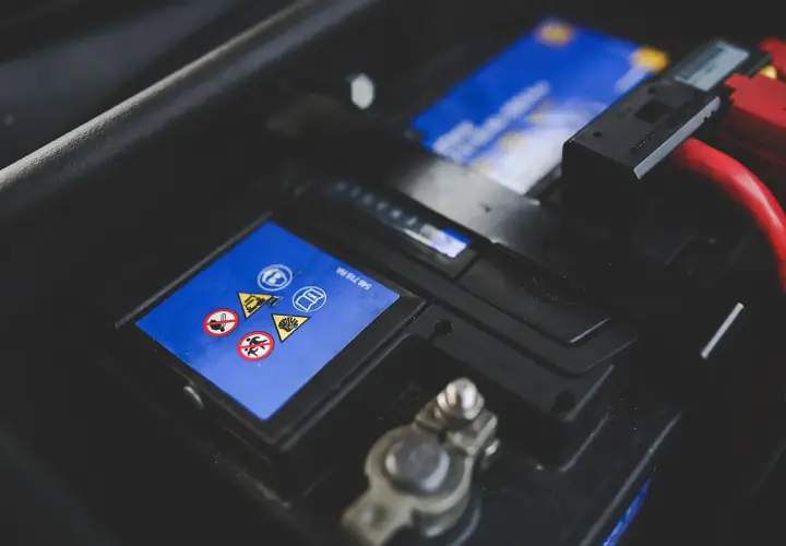 Batterie de Renault Captur, avec symboles de sécurité. La durée de vie batterie renault captur dépend de son entretien.