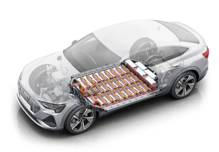 Vue éclatée d'une voiture électrique montrant le bloc batterie, essentiel à la durée de vie batterie voiture électrique.
