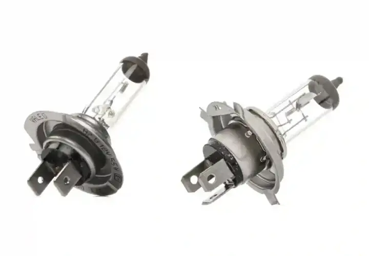 Deux ampoules de phare, une H4 et une H7, prêtes à éclairer la route.