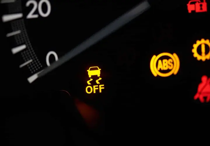 Tableau de bord d'une esp voiture : le témoin ESP est désactivé, le voyant ABS est allumé.