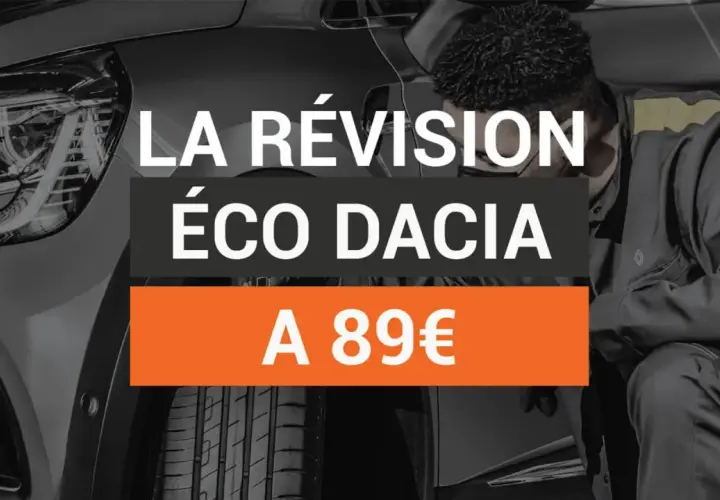La révision éco Dacia Sandero à partir de 89€. Un mécanicien examine le véhicule.