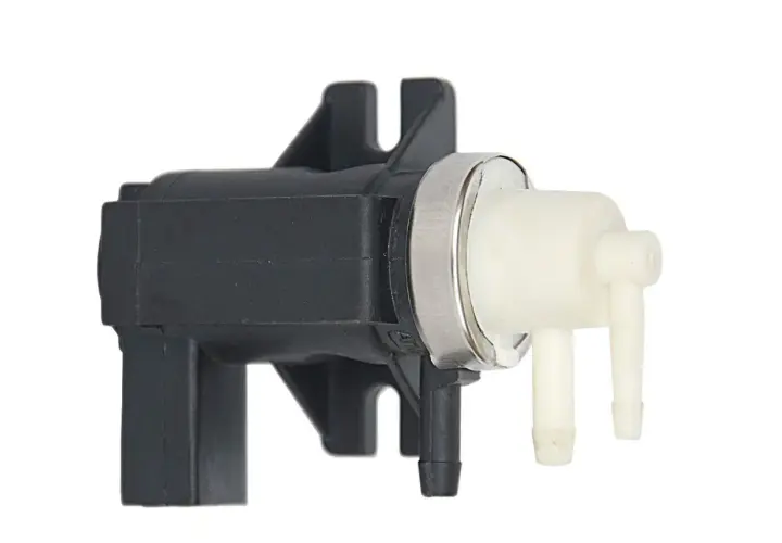 Pièce automobile noire et blanche, potentiellement liée aux symptômes de turbo HS.