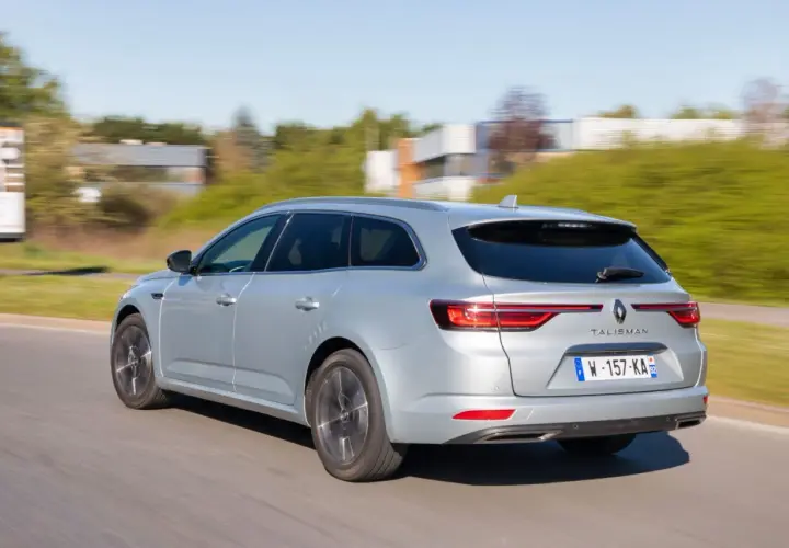 Vue arrière d'une Renault Talisman break argentée en mouvement. L'entretien de ce véhicule est essentiel pour sa longévité.