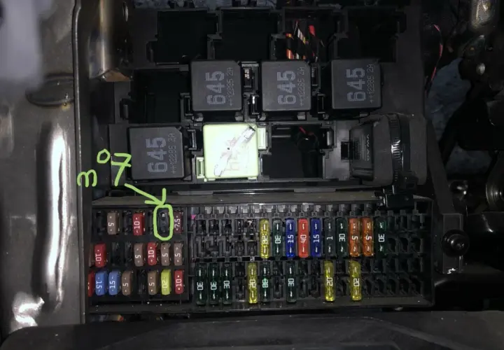 Boîte à fusibles d'une New Beetle. Un fusible 7.5A est entouré en vert, prêt à être remplacé.