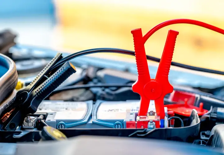 Pinces de démarrage connectées à la batterie pour démarrer une voiture sans démarreur.
