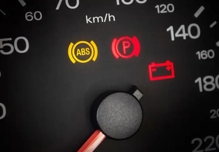 Voyant ABS allumé, un symptôme possible d'un capteur ABS défectueux. Le tableau de bord affiche aussi les voyants de frein de parking et de batterie.