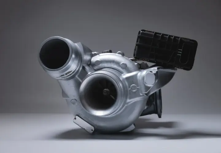 Turbocompresseur argenté avec une wastegate noire. Le cœur du moteur, prêt à déchaîner sa puissance.