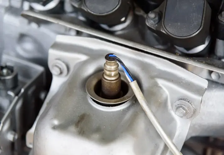 Détail du fonctionnement d'un détrompeur de sonde lambda sur un moteur. Le capteur est visible avec ses fils.