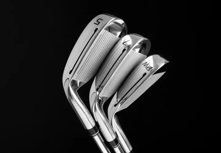 Trois fers de golf brillants, numérotés 5, 7 et PW, prêts pour une révision de golf 7.