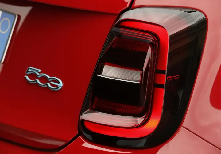 Feu arrière rouge d'une Fiat 500, prêt pour un changement d'ampoule. Le logo "500" est visible.