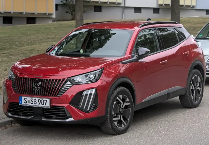 Peugeot 2008 rouge garé, idéal pour connaître le tarif révision Peugeot 2008.