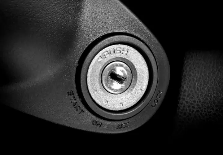 Le neiman de la voiture, prêt à démarrer. On voit les positions LOCK, ACC, ON et START.