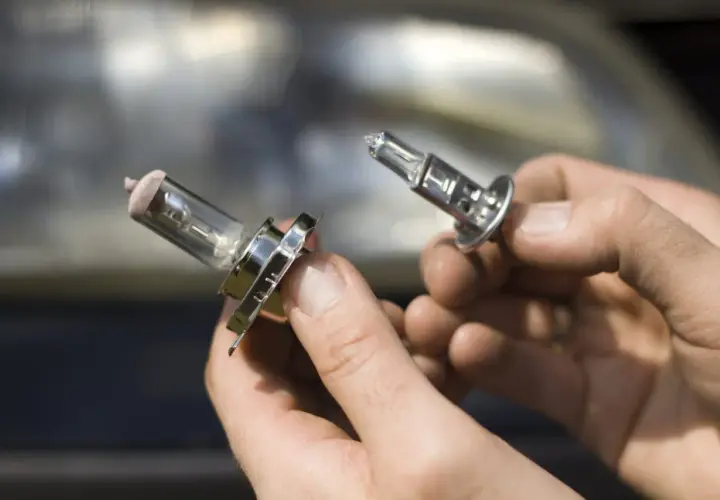 Deux ampoules H7 sont tenues dans des mains. Quelle voiture utilise ce type d'ampoule ?