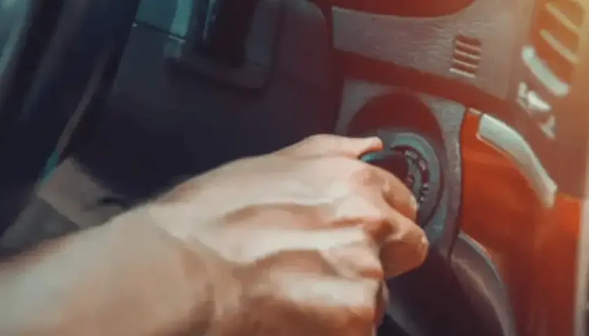 Main tenant la clé de contact, j'entends un bruit de ferraille quand je roule au ralenti. La voiture a besoin d'une réparation.