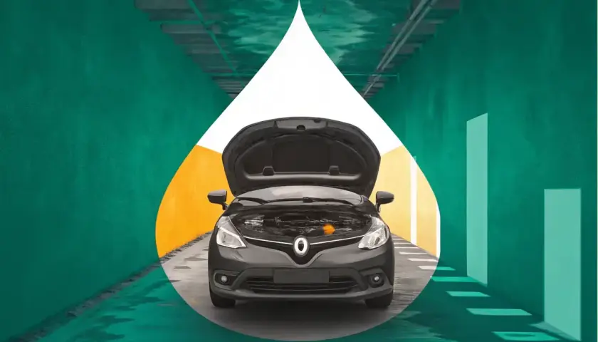 Une Clio 4 grise, capot ouvert, prête pour sa révision. L'image évoque la maintenance et le soin apporté à votre véhicule.