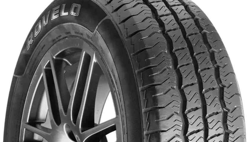 Pneu Rovelo sur jante alliage. Idéal pour vérifier la taille pneu Clio 5.