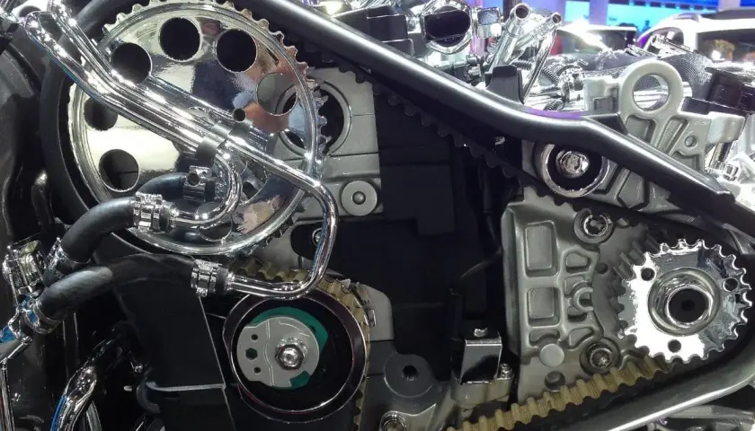 Détail d'un moteur avec courroie de distribution crantée, prête à générer un bruit courroie de distribution si usée.