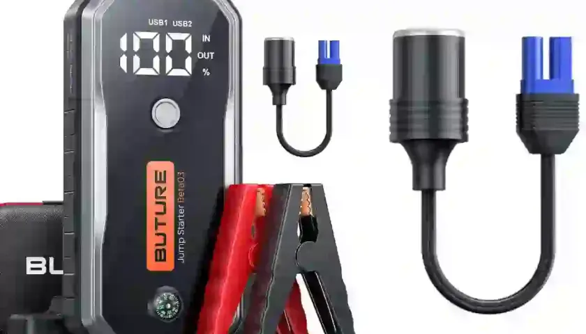 Boîtier noir avec écran affichant 100%, pinces rouges et noires, et câbles pour comment charger une batterie.
