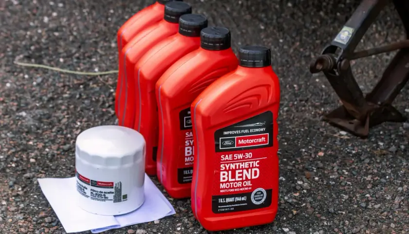 Huile 5W-30 Motorcraft pour quel moteur ? Un bidon d'huile et un filtre à huile Ford sont prêts pour une vidange.