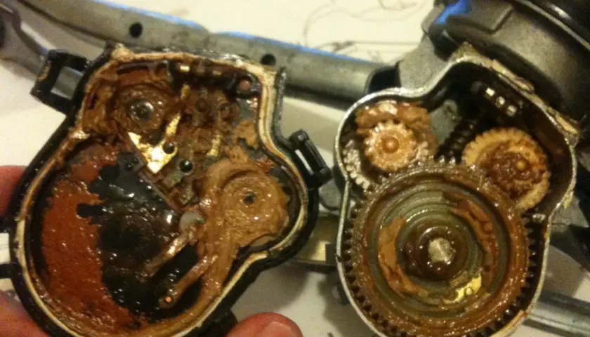 Mécanisme d'essuie-glace Clio 3, rouillé et encrassé, nécessitant un changer moteur essuie glace clio 3.