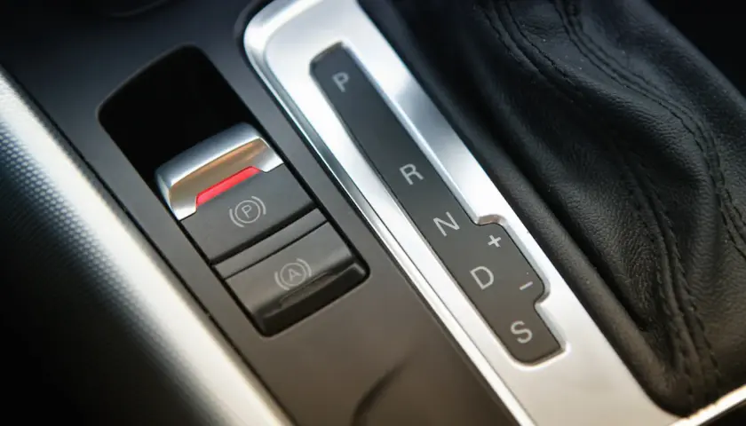Bouton de frein à main électrique avec levier de vitesses automatique.