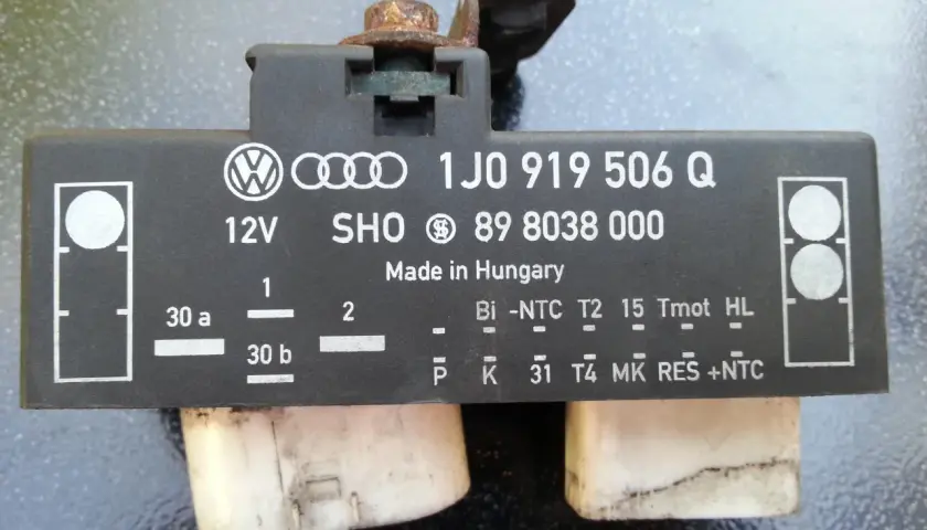 Relais ventilateur HS symptôme : pièce automobile Volkswagen/Audi 1J0 919 506 Q, 12V, Made in Hungary.