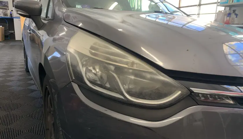 Phare de voiture gris terne, signe d'une baisse d'intensité lumineuse.